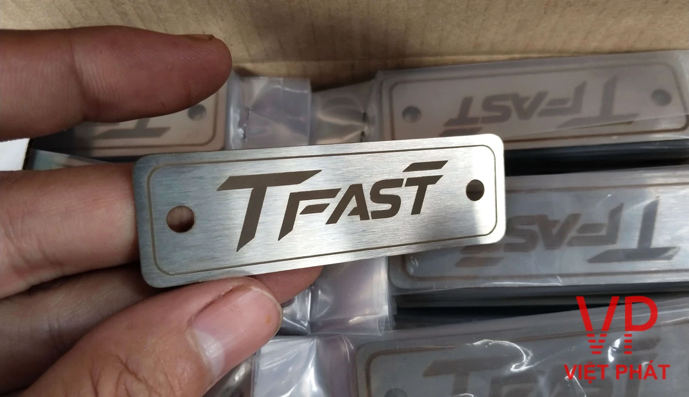 Mẫu tem kim loại khắc logo TFAST theo yêu cầu tại Việt Phát